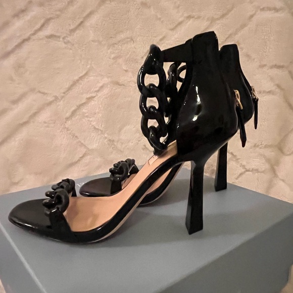 Black patent chain heels size 7.  New with box. - Picture 3 of 4